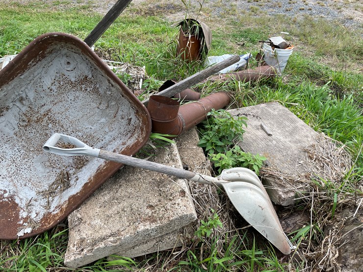 #7121-•-lot-of-scrap-and-concrete-slabs-image-6