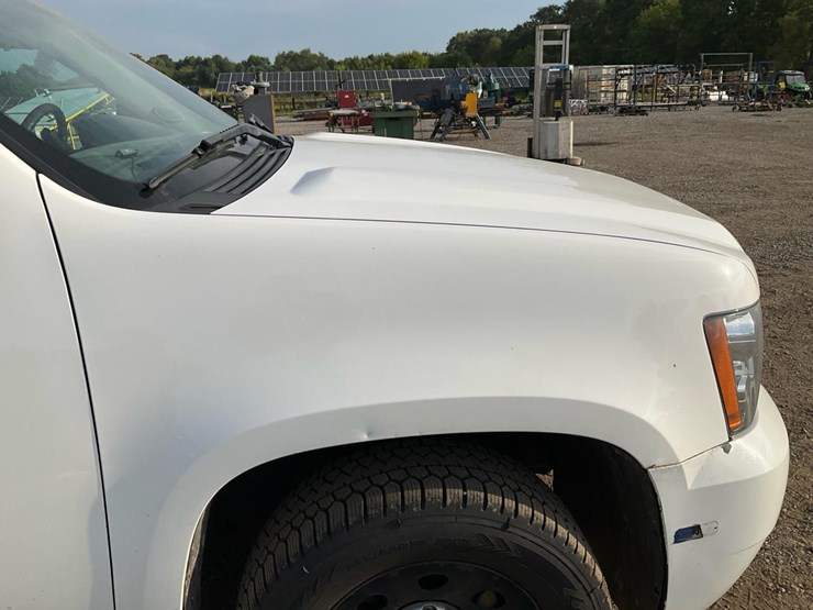 2013-chevrolet-tahoe-image-35