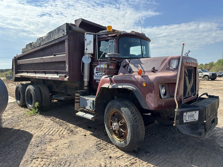 1997-mack-dm690s-image-6