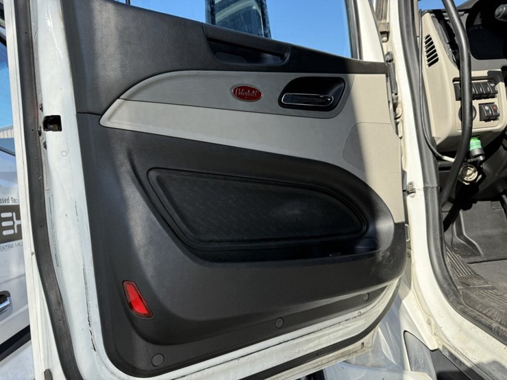 2022-peterbilt-579-image-42
