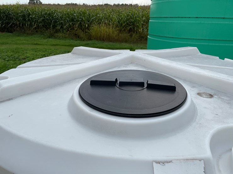 #7114-•-vertical-gusset-1500-gal-poly-liquid-tank-image-7