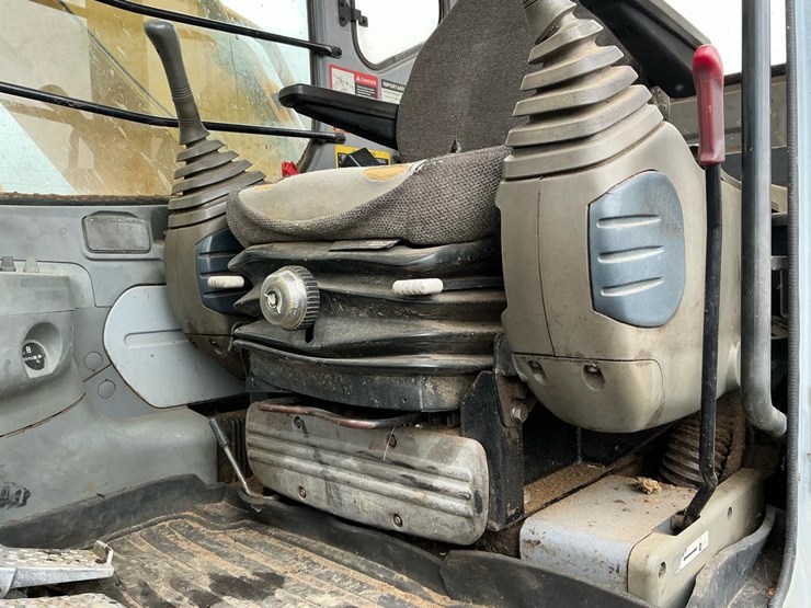 deere-200-lc-image-54