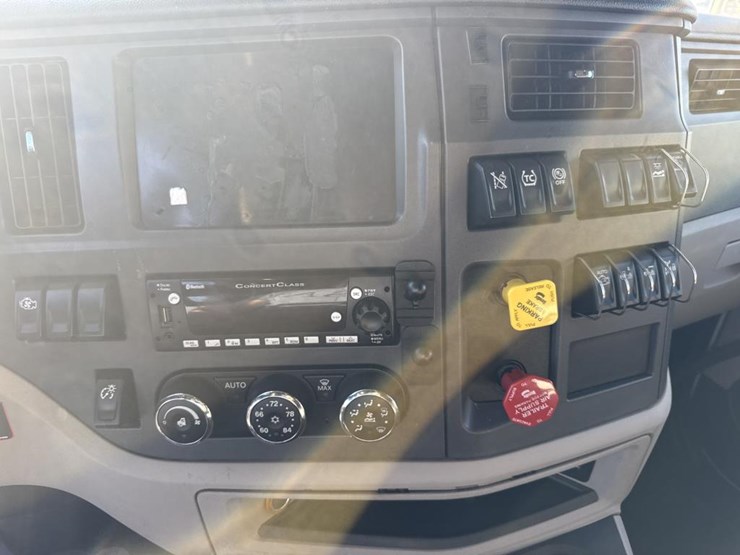 2022-peterbilt-579-image-46