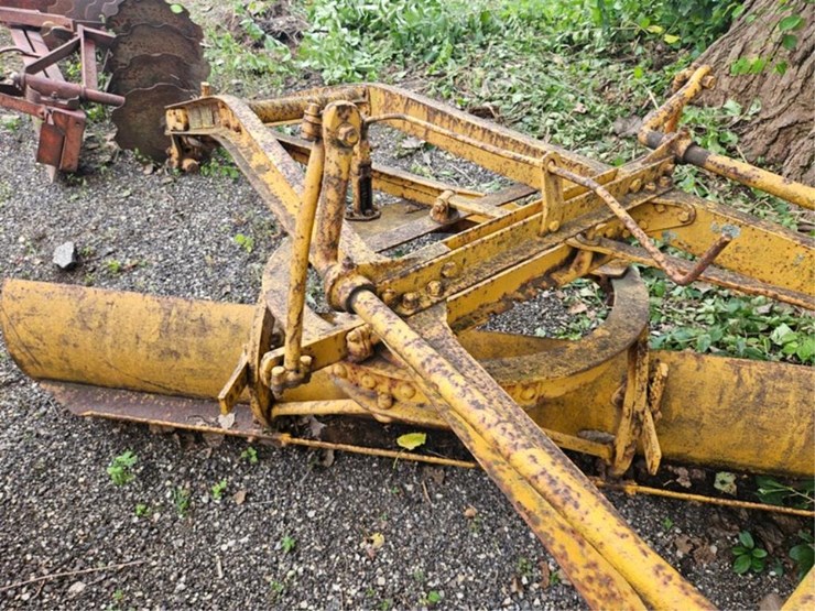 2016-caterpillar-18-image-21