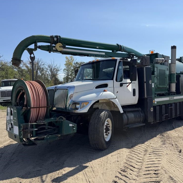 2004 INTERNATIONAL 7400