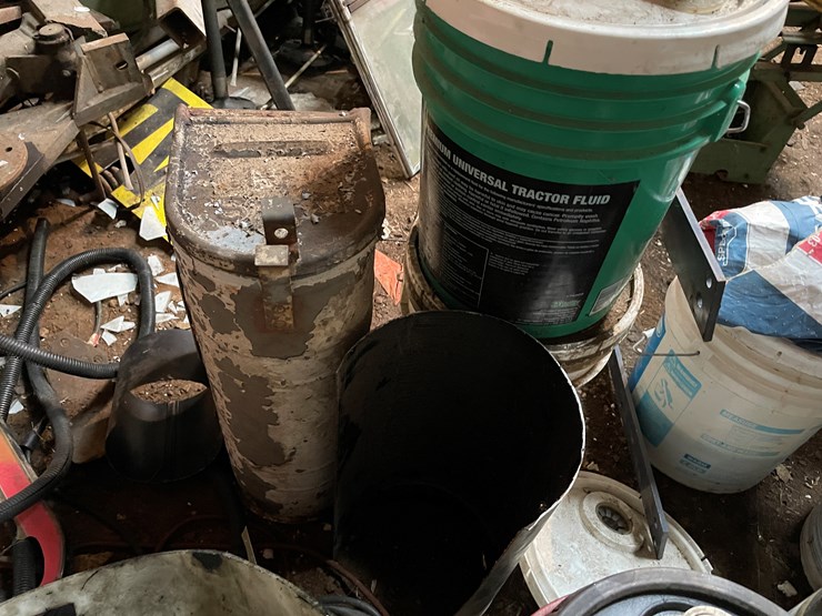 #7192-•-contents-of-corner-image-7