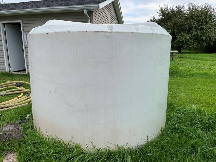 #7114-•-vertical-gusset-1500-gal-poly-liquid-tank-image-2