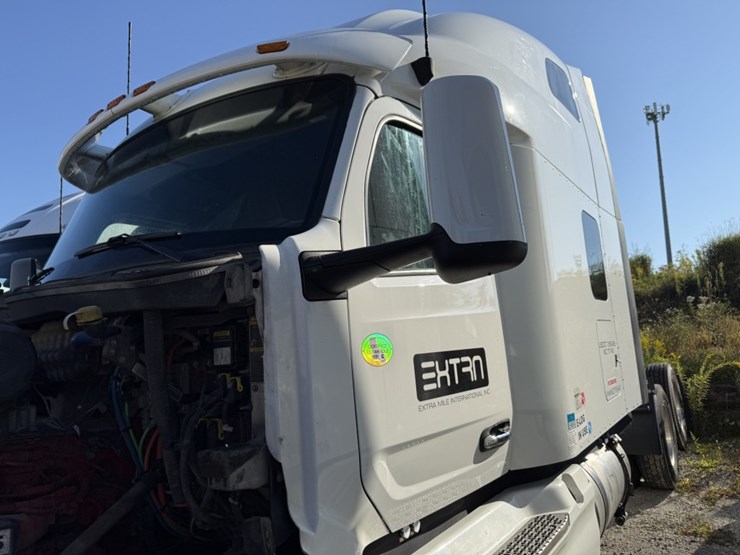 2022-peterbilt-579-image-30