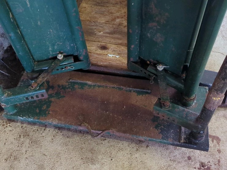big-valley-livestock-squeeze-chute-&-scale,-model-60110-02,-metal,-nek-stender-headgate-image-5