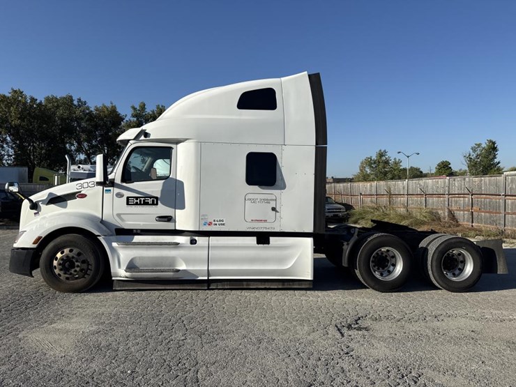2022-peterbilt-579-image-2