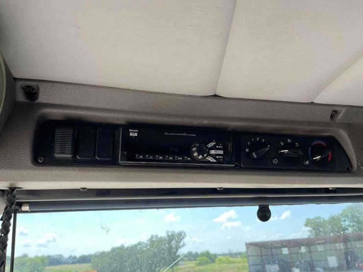 2014-peterbilt-320-image-18