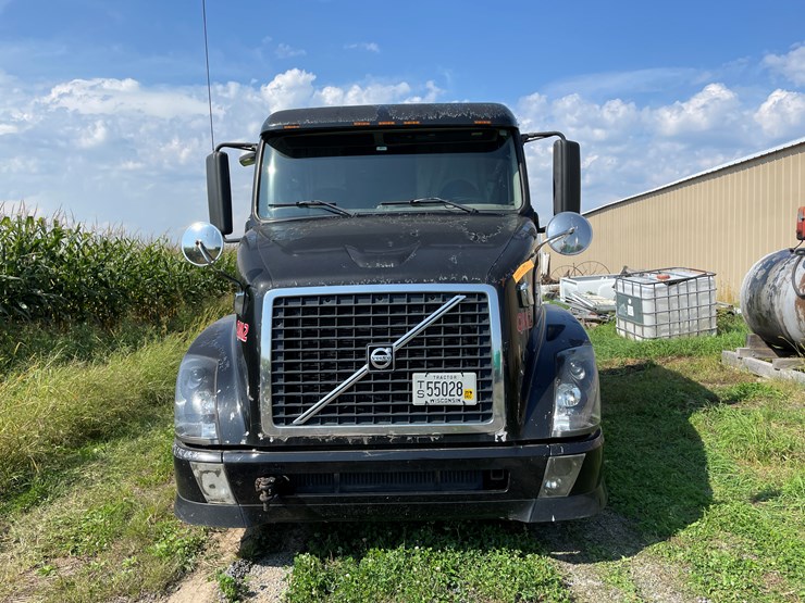 #7104-•-2006-volvo-semi-tractor-with-sleeper-cab-semi-(has-wi-title)-image-2