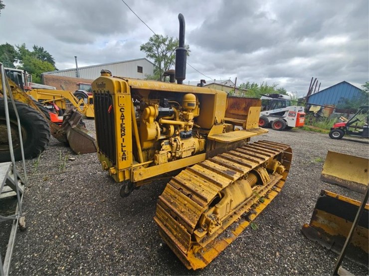 2013-caterpillar-d6-image-1