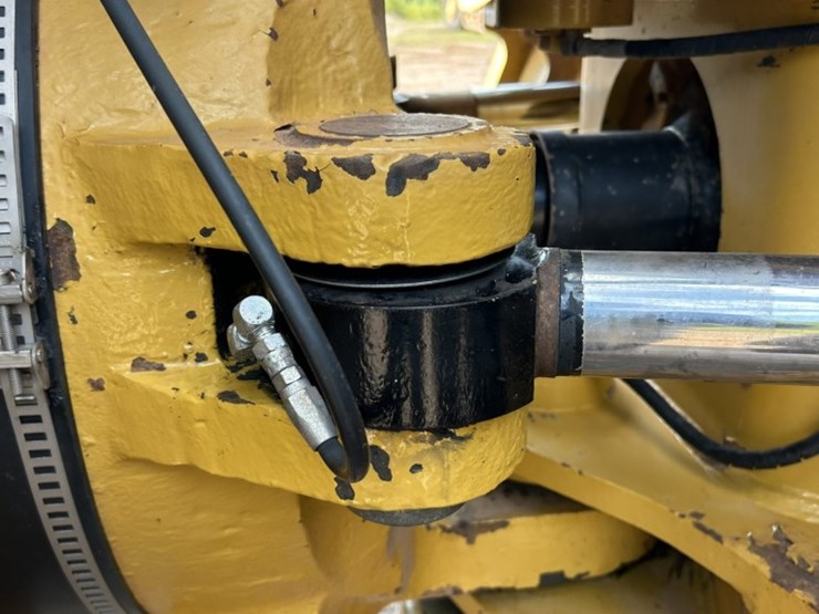 caterpillar-745-image-30
