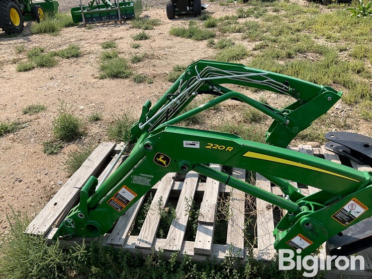 2020-john-deere-220r-image-14