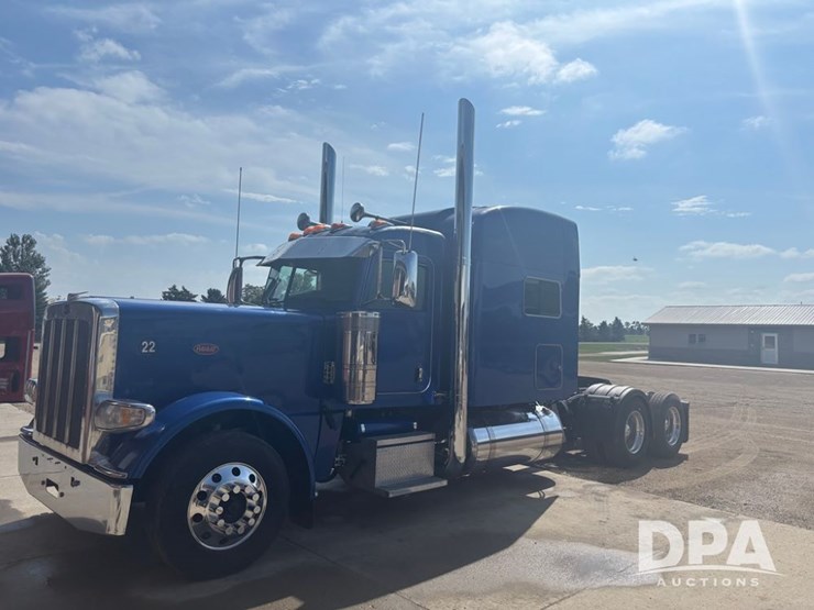 2017-peterbilt-389-image-2