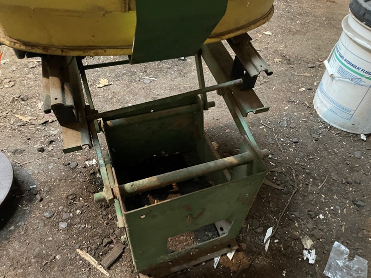 #7195-•-john-deere-tractor-seat-image-11