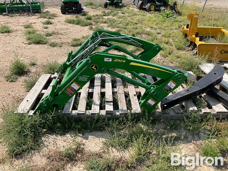 2020-john-deere-220r-image-8