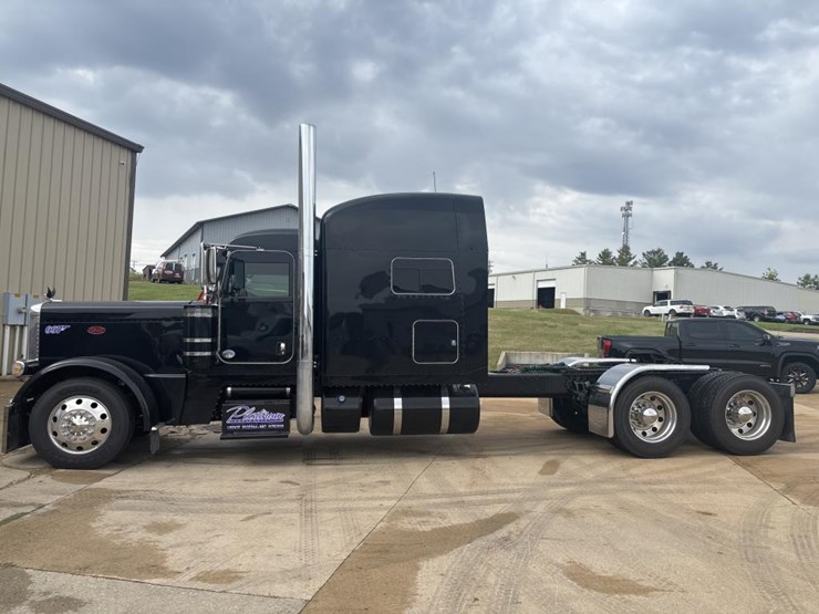 peterbilt-389-image-2