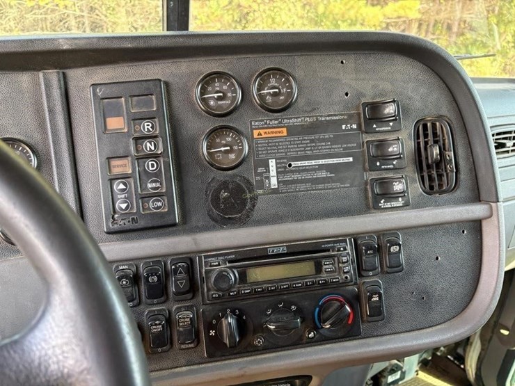 2013-peterbilt-579-image-13
