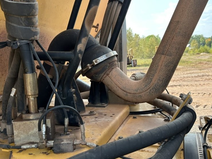 caterpillar-745-image-29