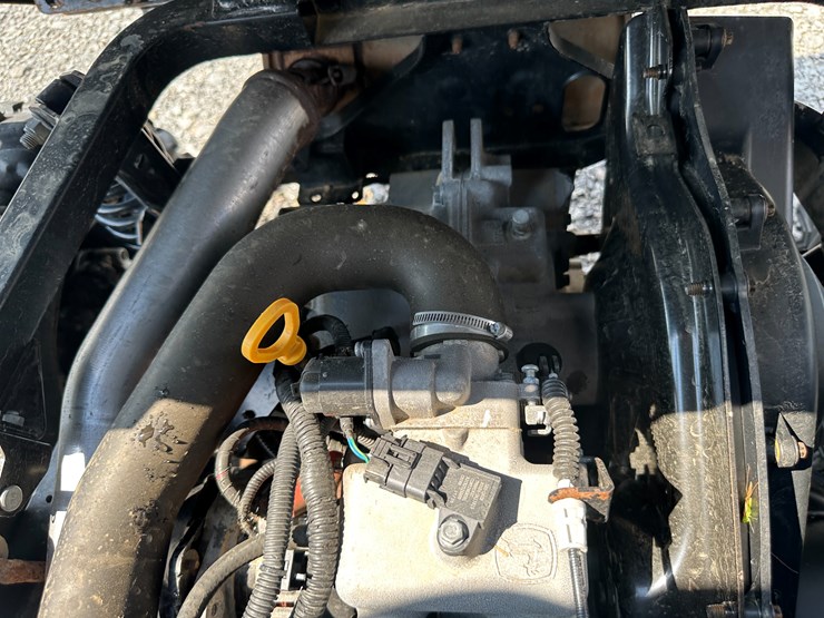 2021-john-deere-gator-image-28