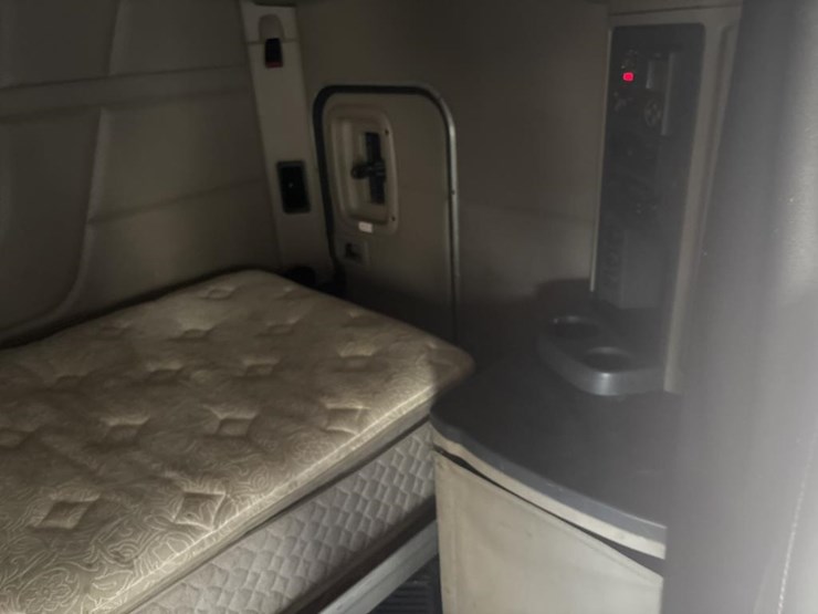 2019-peterbilt-579-image-28