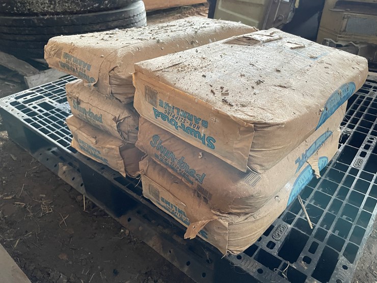 #7150-•-pallet-of-6-bags-of-barn-lime-image-3