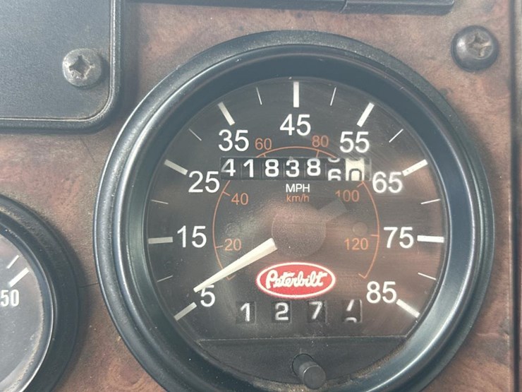 2004-peterbilt-330-image-31