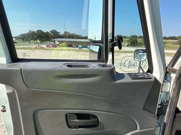 2018-international-durastar-4300-image-10