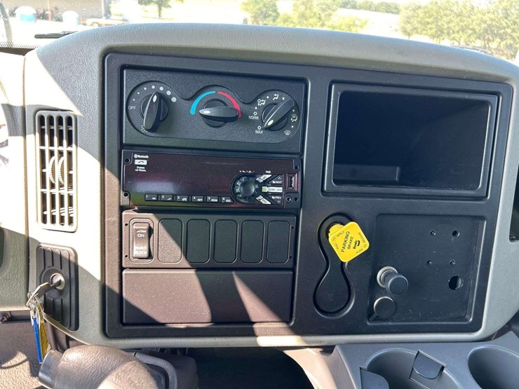 2018-international-durastar-4300-image-15