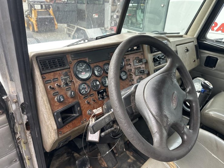 2004-peterbilt-330-image-27