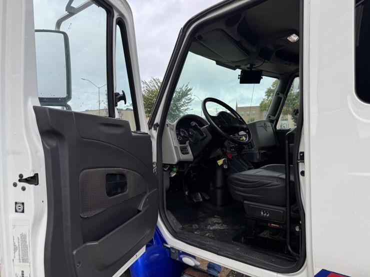2017-international-durastar-4300-image-35