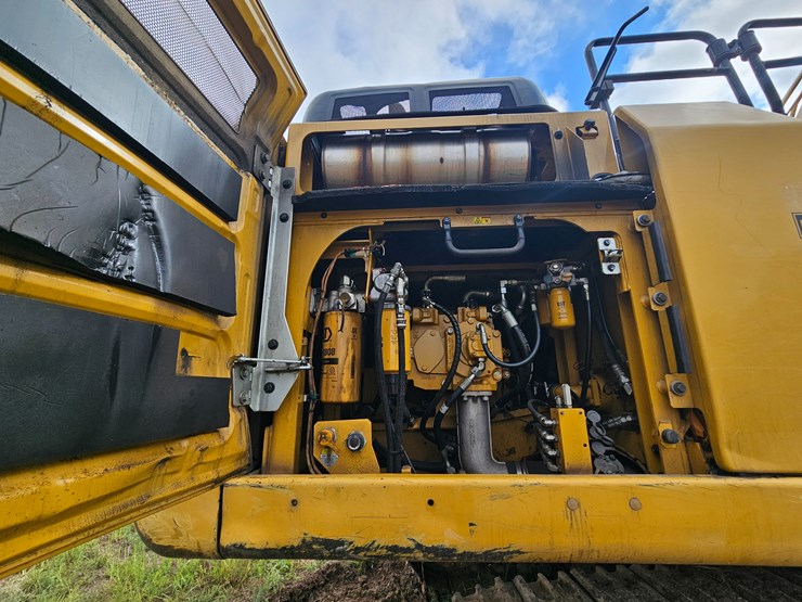 2017-caterpillar-336f-image-46
