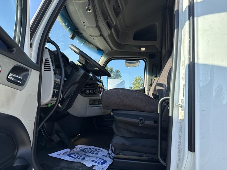 2022-peterbilt-579-image-40
