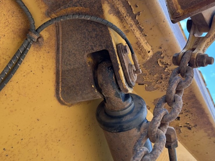caterpillar-745-image-15