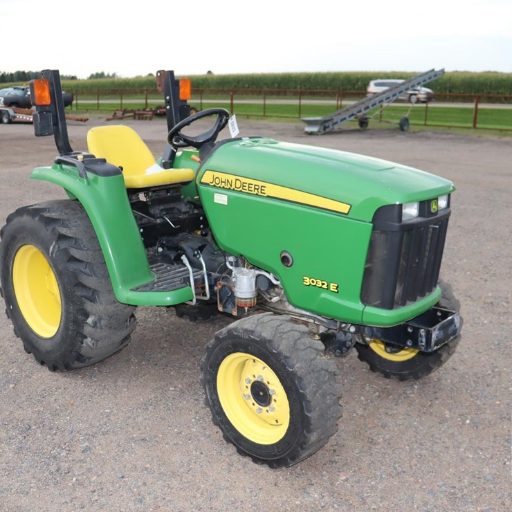 JOHN DEERE 3032E