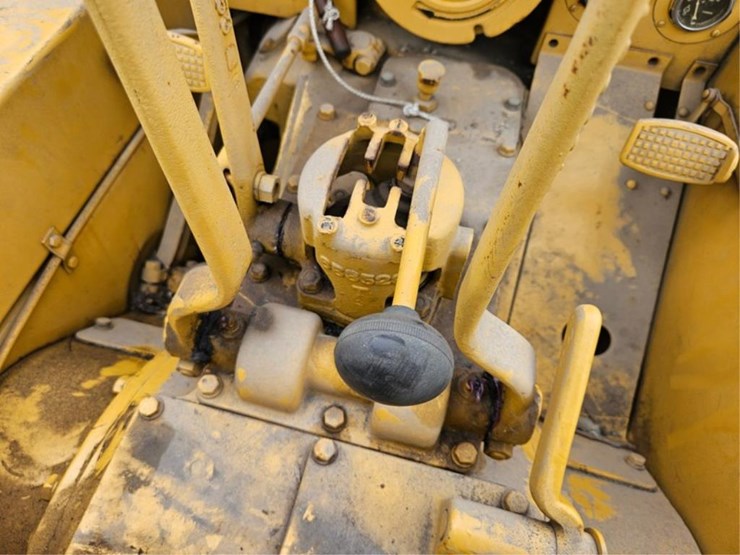 2015-caterpillar-d2-image-27
