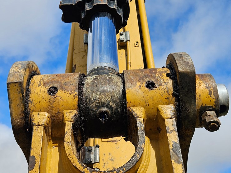 2017-caterpillar-336f-image-99