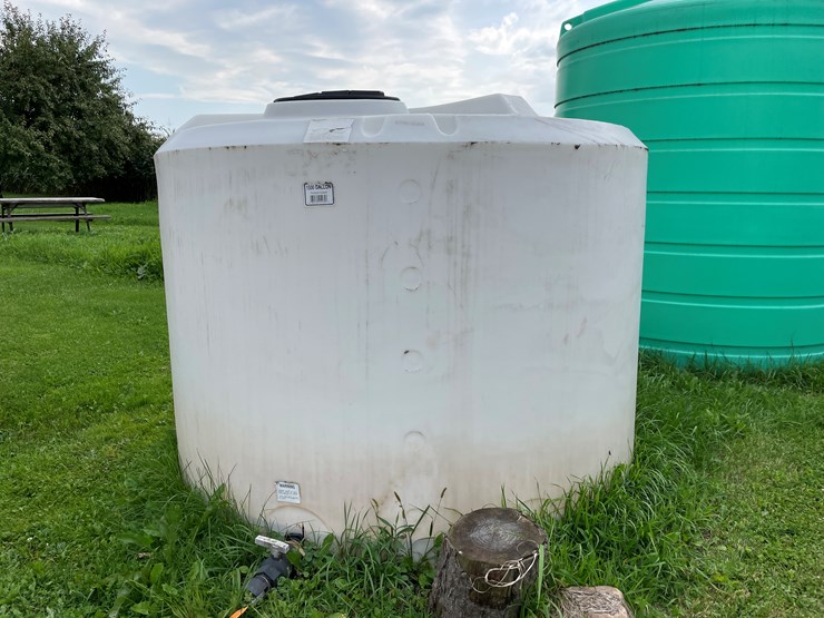 #7114-•-vertical-gusset-1500-gal-poly-liquid-tank-image-1