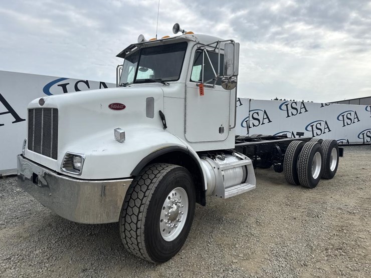 2004-peterbilt-330-image-1