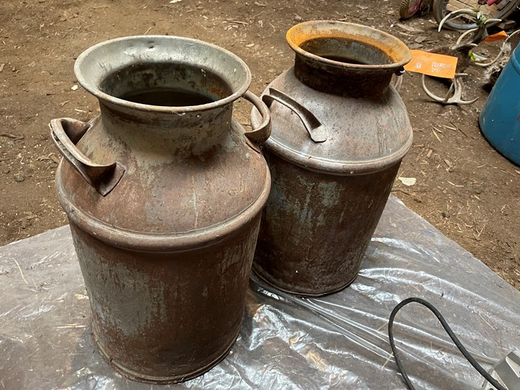 #7184-•-(2)-metal-milk-cans-image-6
