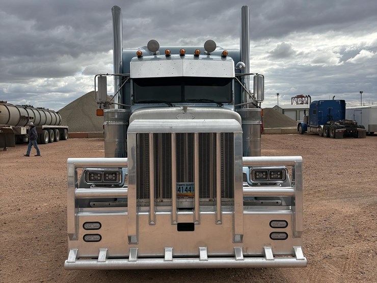 2004-peterbilt-379-image-8
