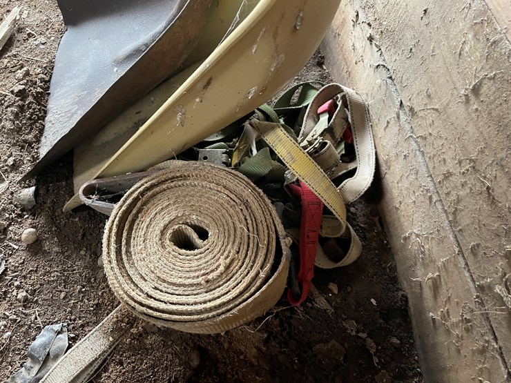 #7142-•-2-shovels-and-ratchet-straps-image-3