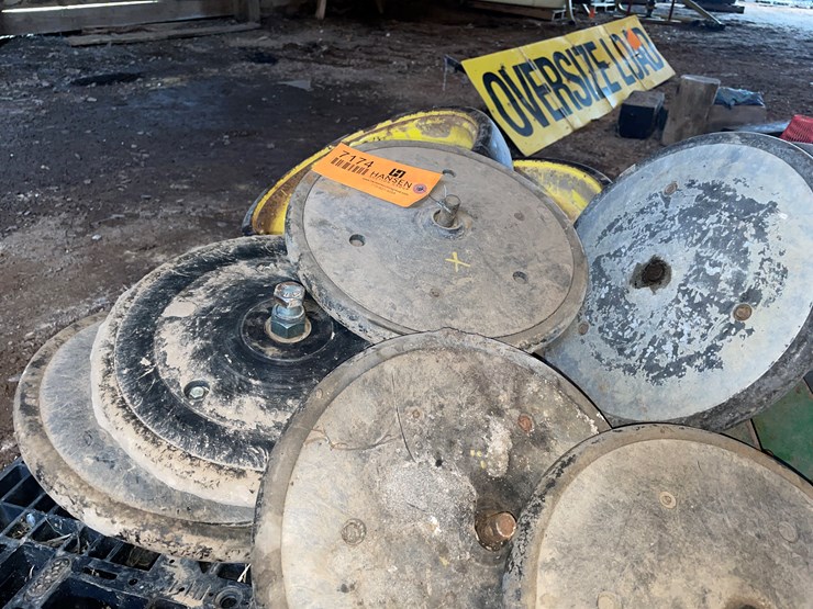 #7174-•-pallet-of-various-planter-parts-image-9