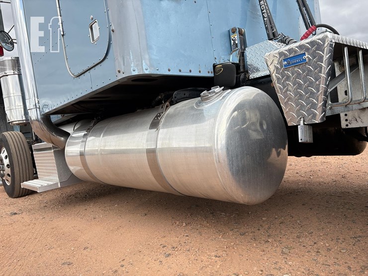 2004-peterbilt-379-image-43