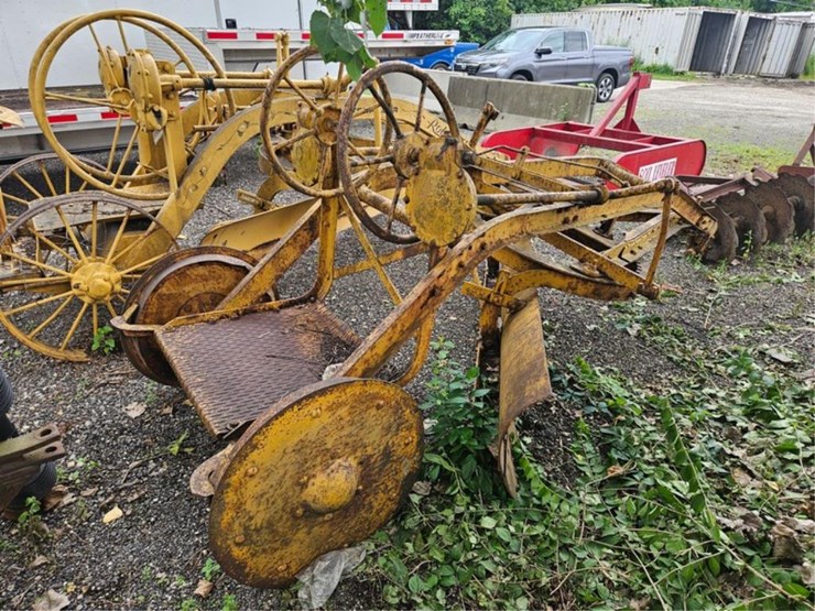 2016-caterpillar-18-image-5