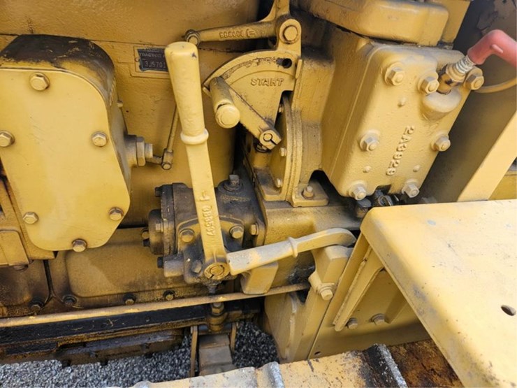 2015-caterpillar-d2-image-11