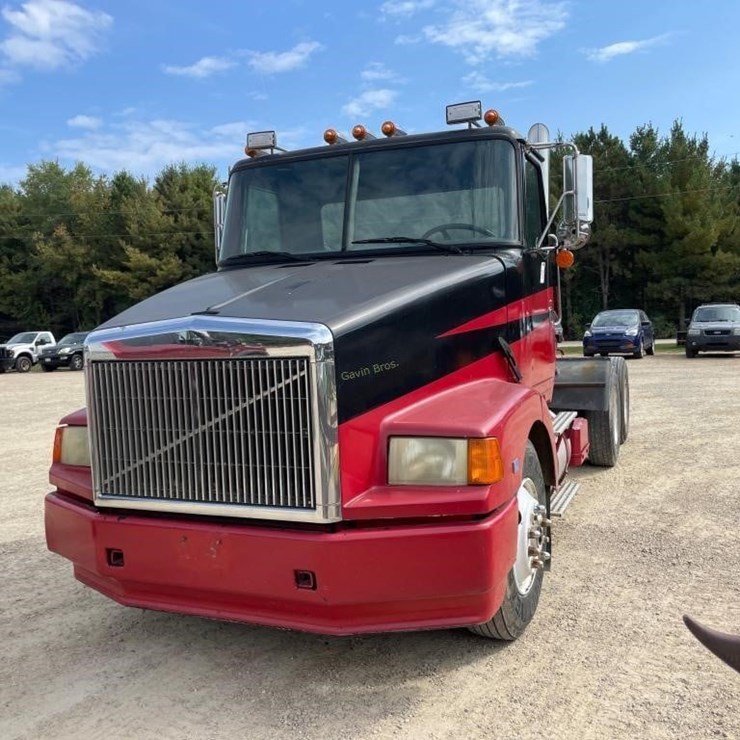 1989 White GMC Volvo Semi