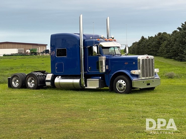 2017-peterbilt-389-image-1